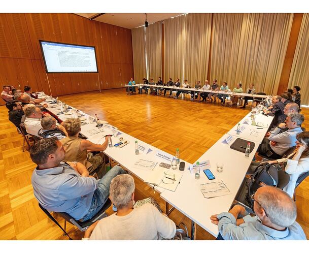 Angst vor steigenden Kosten, Forderung nach Transparenz, Ideen für die Schließzeit: Rund 30 Vertreter von Vereinen, Kultureinrichtungen, Firmen, Gemeinderat und Stadt bringen ihre eigenen Themen ein.