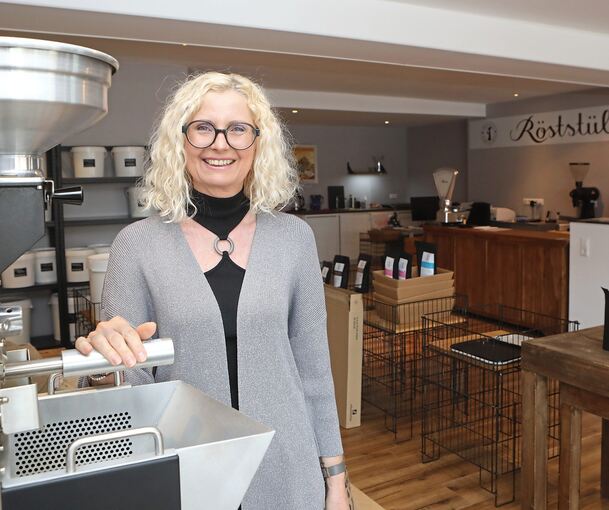 Anja Prokasky röstet in einem großen Röster mit einer Zwei-Kilo-Trommel.