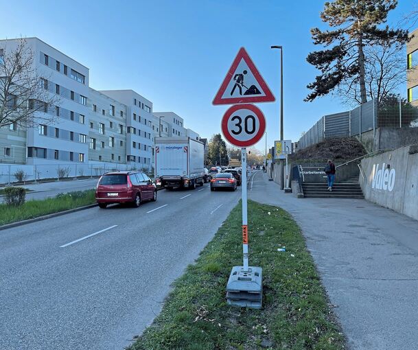 Auch in diesem Bereich ist nun nur noch jeweils eine Spur befahrbar.