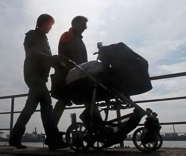 Spaziergänger schieben einen Kinderwagen: Neugeborene Jungen im Kreis Ludwigsburg haben eine Lebenserwartung von 80,1 Jahren. Bei Mädchen sind es gar 84,4 Jahre.
