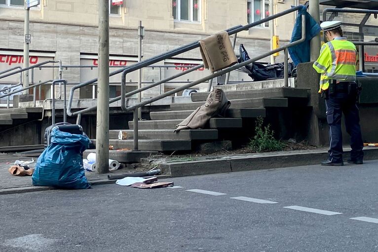 Auto fährt in Personengruppe