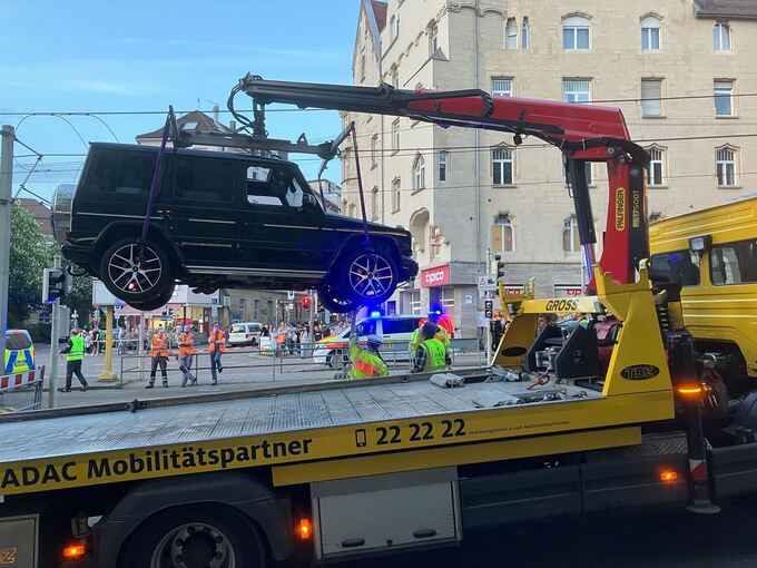 Auto fährt in Personengruppe
