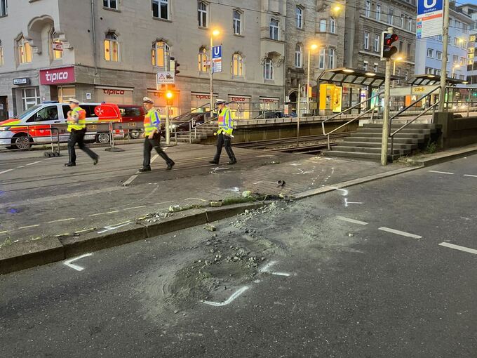 Auto fährt in Personengruppe