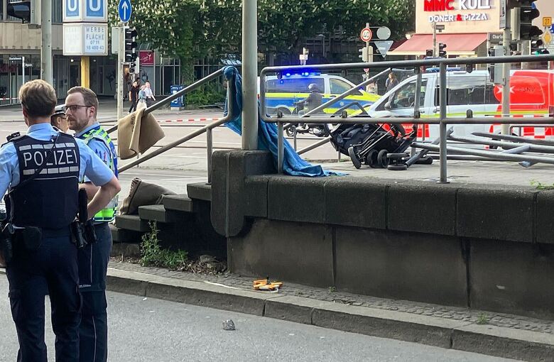 Auto fährt in Personengruppe