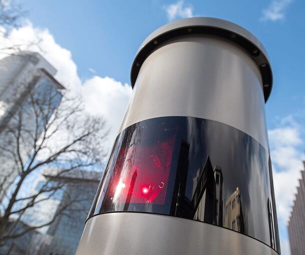 Kurz hinter einer stationären Radarfalle beschleunigte der Fahrer erneut.