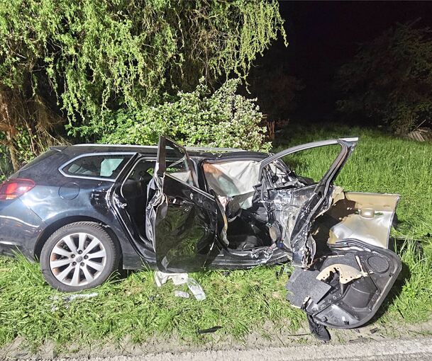 Der Opel wurde bei dem Unfall völlig zerstört.