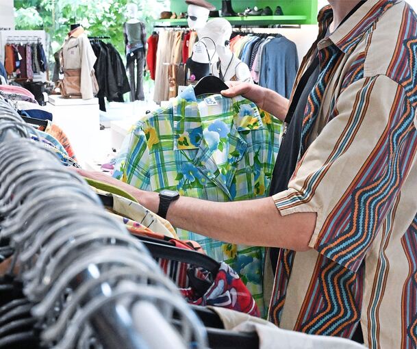 Secondhand Artikel werden im neuen AVL Pop-up-Store in Großsachsenheim angeboten.