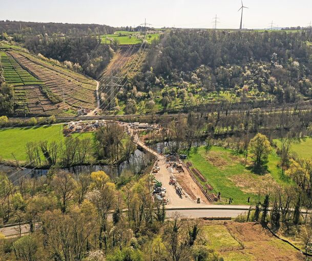 Der Blick von oben zeigt die Größe und Komplexität der Baustelle zwischen Bietigheim und Besigheim. Vorne die B 27, dann die Enz, hinten im Bild die Bahnstrecke.