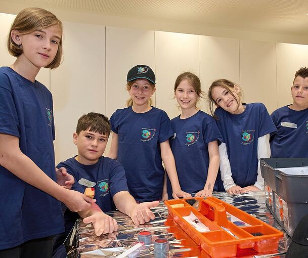 Lina, Jonah, Mara, Lacey, Katharina und Lukas vom Ortsverein Neckarweihingen/Poppenweiler beim Schminken von Sonnenbrand.