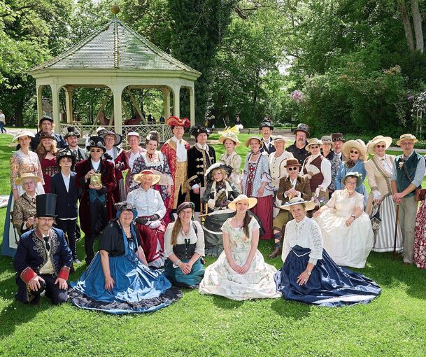 Am Schüsselesee im Blühenden Barock Ludwigsburg haben sich am Samstag zwei Kostümgruppen getroffen.