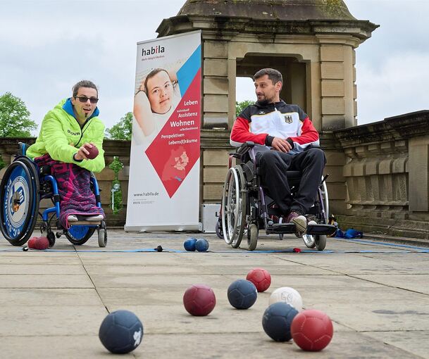 Marcel Weller(links) ist Parasportler beim TV Markgröningen, Gari Abramian Pflegeassistent im Kader des deutschen Boccia-Nationalteams der Parasportler. Beim Inklusionstag zeigen sie, wie Rollstuhl-Boccia gespielt wird.