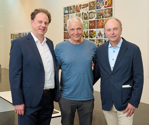Begegnung mit Thomas Schadt (Mitte). Das Foto zeigt ihn mit Oberbürgermeister Matthias Knecht (links) und Christian Gögger vom Esslinger Kunstverein. Fotos. Andreas Becker