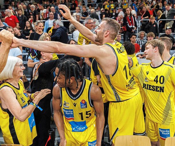 Der Basketball-Gott ist auf Seite der Riesen: Jonas Wohlfarth-Bottermann (2. von rechts), Simon Feneberg (rechts) und Ezra Manjon lassen sich von den mitgereisten Ludwigsburger Fans für den verdienten Erfolg feiern.