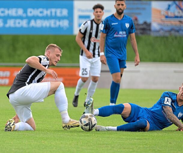 Der Ex-Freiberger Marcel Soekler (links) im Zweikampf mit SGV-Kapitän Marco Kehl-Gomez.