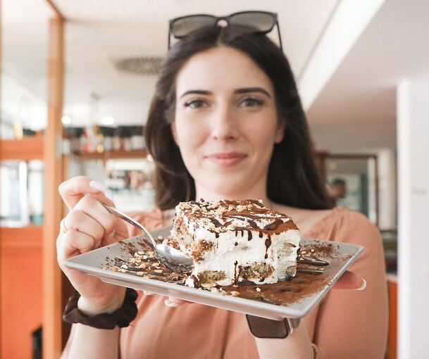 Dieser Versuchung kann auch Anna Toncic vonm Compari-Team nicht widerstehen.