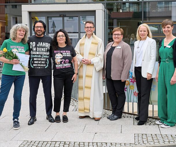 Maria Jakisch, Samuel Glück, Maria Naß, Pfarrer Salomo Strauß, Hausdirektorin Kerstin Wulle, Bürgermeisterin Simone Lehnert und Sarah Setzer von der Evangelischen Heimstiftung (von links).