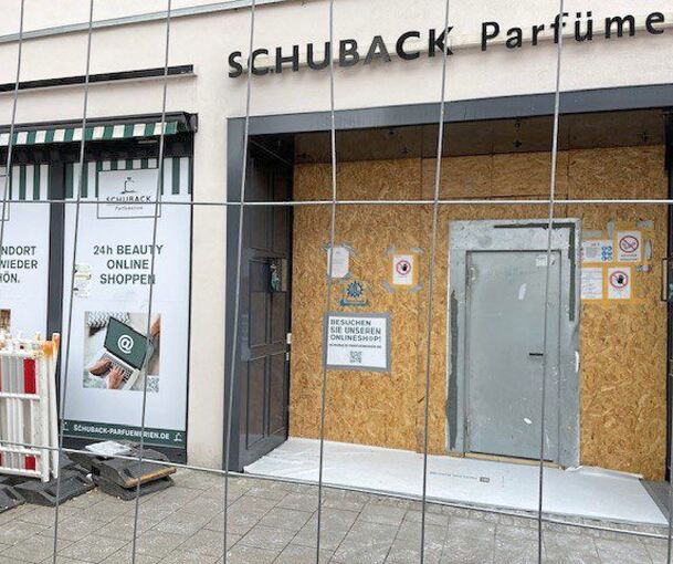 Mit einem Bauzaun abgegrenzt ist die Filiale der Parfümeriekette Schuback in der Kirchstraße in Ludwigsburg.
