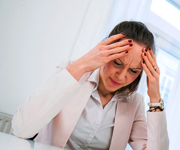 Wenn die Migräne zuschlägt, leiden Betroffene unter starken, pochenden Kopfschmerzen.