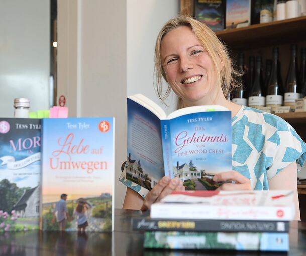 Ute Kunz hat insgesamt schon sechs Romane, drei Novellen und fünf Kurzgeschichten veröffentlicht.