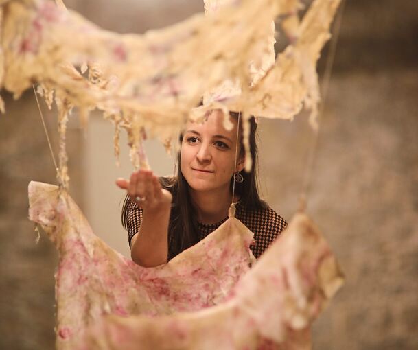 Leicht und luftig, aber auch fragil: Boglárka Balassa mit ihrer Rauminstallation „Natural Entities“.