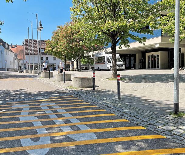 Die gelben Streifen sollen Autofahrer dazu animieren, 20 statt 30 km/h in der Bissinger Ortsmitte zu fahren.Foto: Julia Schweize Die gelben Streifen sollen Autofahrer dazu animieren, 20 statt 30 km/h in der Bissinger Ortsmitte zu fahren.