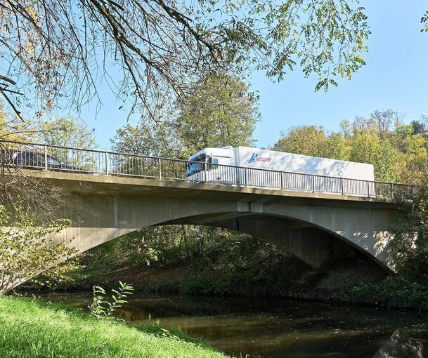 Ein Neubau soll die alte Brücke über die Murr an der L1100 am Abzweig Benningen ersetzen. Doch dieser verzögert sich.