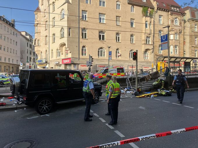 Auto fährt in Personengruppe