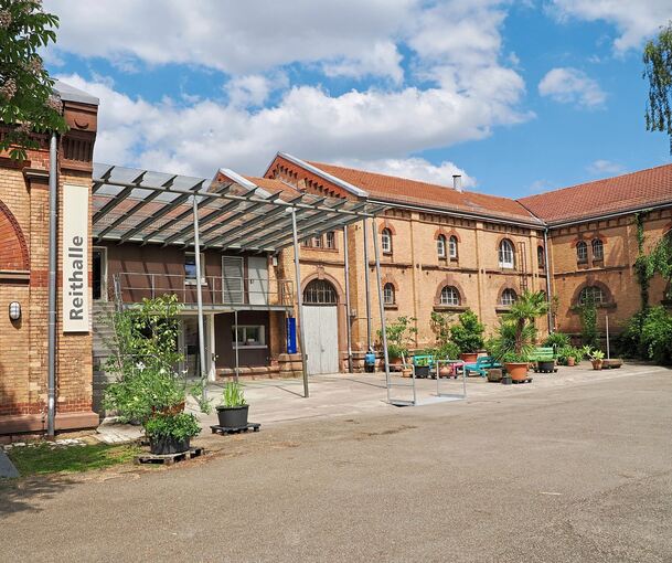 Der komplette Vorplatz zwischen Reithalle und Kleiner Bühne (rechts) wird künftig von einem verglasten Anbau eingenommen.