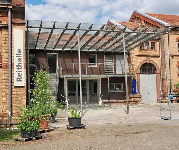 Aufgewertet wird der Eingangsbereich zur Reithalle, dem größten Veranstaltungsraum im Kunstzentrum Karlskaserne.