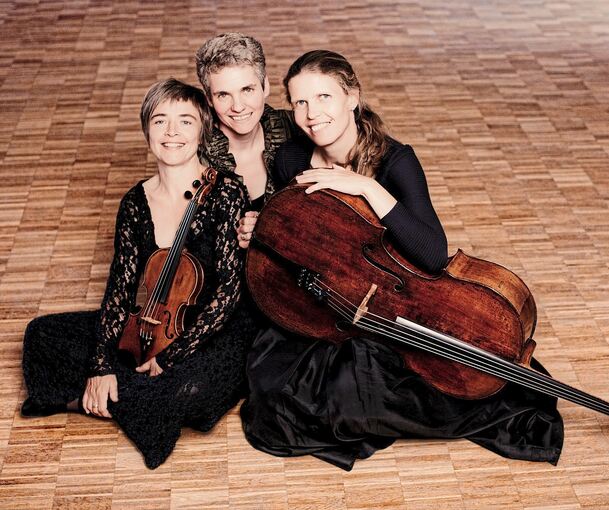 Das Trio Vivente – Jutta Ernst (Klavier, Mitte), Anne Katharina Schreiber (Violine) und Kristin von der Goltz (Violoncello).