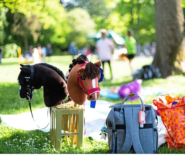 Bereit fürs Hobby-Horse-Rennen.