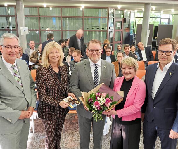 Landrat Dietmar Allgaier, die Möglinger Bürgermeisterin Rebecca Schwaderer, OB Nico Lauxmann sowie Bürgermeisterin Martina Koch-Haßdenteufel und Bürgermeister Daniel Güthler (von links).