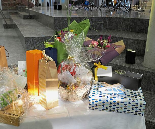 Nico Lauxmanns Gabentisch zum 50. Geburtstag: Darunter befindet sich auch ein Gutschein für einen Abend in einem Bietigheimer Sternerestaurant.