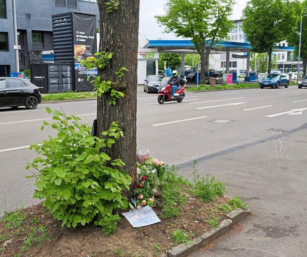 An der Trauerstätte an der Schwieberdinger Straße, wo zwei junge Frauen im Auto eingeklemmt wurden und starben, werden weiter Blumen abgelegt. Im Hintergrund die Tankstelle, vor der der Raser ihren Kleinwagen mit seiner S-Klasse erfasste.