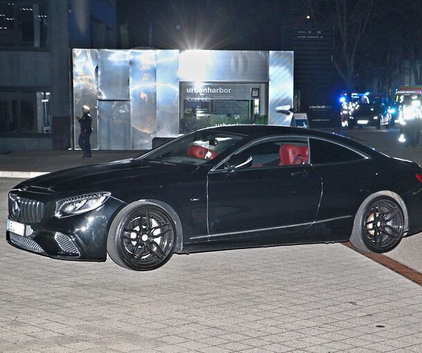 Abgestellt: Der zweite Fahrer stellte seine S-Klasse ein paar Meter weiter auf einem Parkplatz und flüchtete zu Fuß. Im Hintergrund rechts ist die Unfallstelle zu sehen.