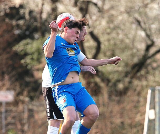 Mehmet Uckan (vorne) möchte auch in Zukunft „sonntags auf den Sportplatz kommen können“ und daher den Absturz in die Kreisliga B vermeiden.