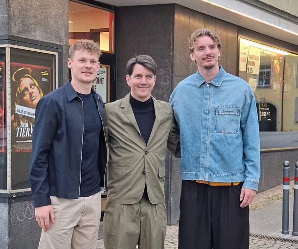 Promi-Besuch im Scala: Filmproduzent Jochen Laube (Mitte) mit Alexander Nübel (links) und Nick Woltemade.