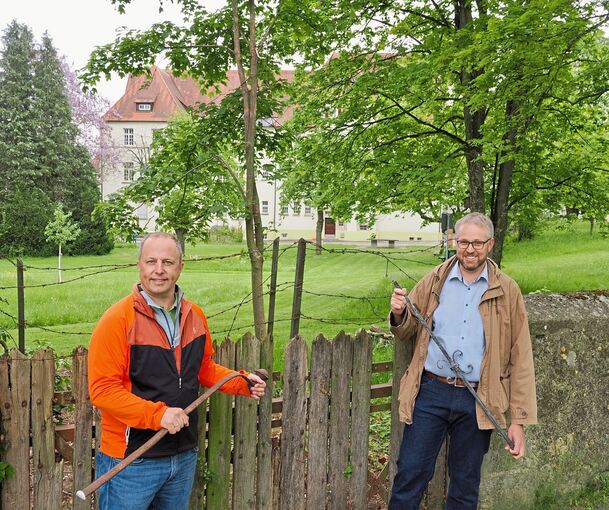 Der Freie Wähler Matthias Reutter (links) und der Steinmetz und Bildhauer David Zechmeister setzen sich für den Wiederaufbau der Immobilie ein – und zwar im Park des Helene-Lange-Gymnasiums.