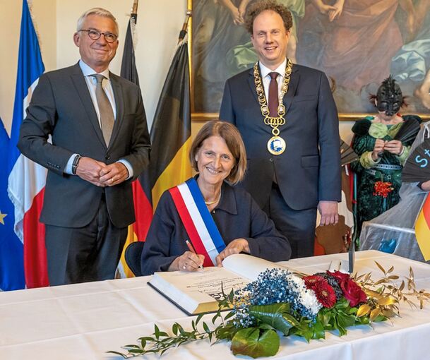 Gemeinsamer Eintrag ins Goldene Buch der Stadt Ludwigsburg: Innenminister Thomas Strobl, Marie-Noelle Biguinet (Bürgermeisterin aus Montbéliard) und Oberbürgermeister Matthias Knecht.