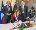 Gemeinsamer Eintrag ins Goldene Buch der Stadt Ludwigsburg: Innenminister Thomas Strobl, Marie-Noelle Biguinet (Bürgermeisterin aus Montbéliard) und Oberbürgermeister Matthias Knecht.