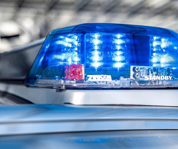 Der Porsche hat bei dem Ausweichmanöver zwei Fahrzeuge gestreift. Symbolbild: David Inderlied