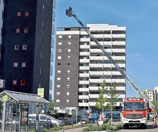 Kniffeliges Szenario: ein Brand in einem Hochhaus in Hirschlanden. Nach der Übung dankte der Kommandant auch dem Hausmeister und den Bewohnern.