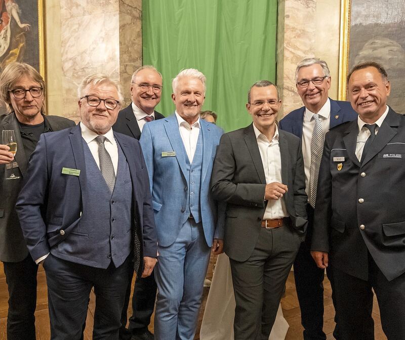 Haben sich für die Stadtgründungsfeier in Schale geworfen (von links): die Stadträte Jochen Zeltwanger und Bernd Remmele, der ehemalige Baubürgermeister Hans Schmid, die Stadträte Hans-Peter Peiffer und Guido Passar, Landrat Dietmar Allgaier sowie Po