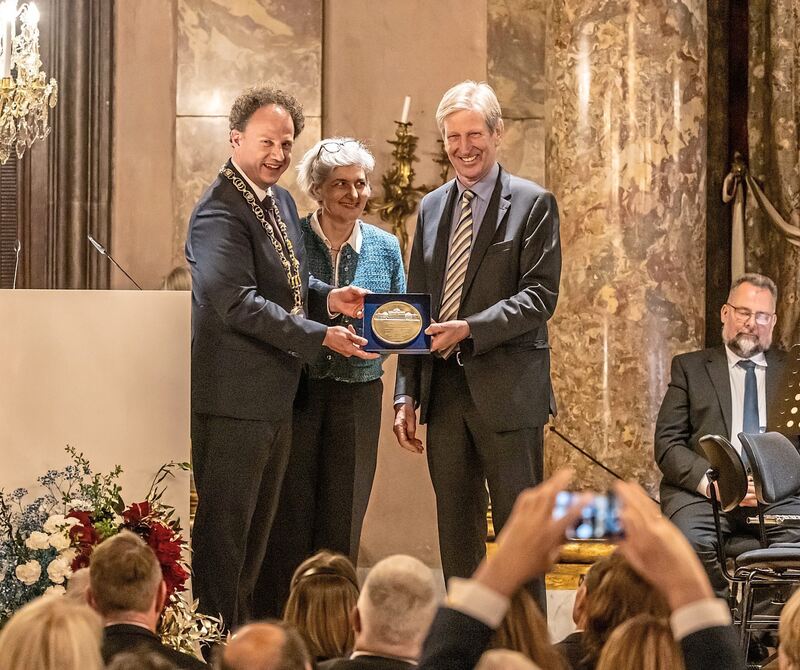 Ausgezeichnet: Oberbürgermeister Matthias Knecht verleiht gemeinsam mit DFI-Präsidentin Sylvie Goulard die Bürgermedaille an den ehemaligen Direktor des deutsch-französischen Instituts in Ludwigsburg, Professor Frank Baasner.