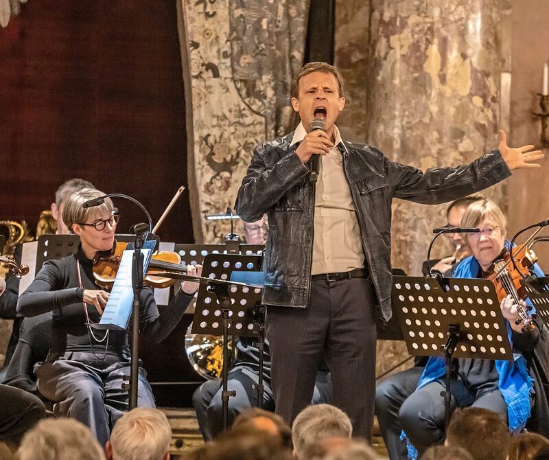 So erlebt man den Dirigenten des Sinfonieorchesters Ludwigsburg, Hermann Dukek, eher selten: als Chansonnier.