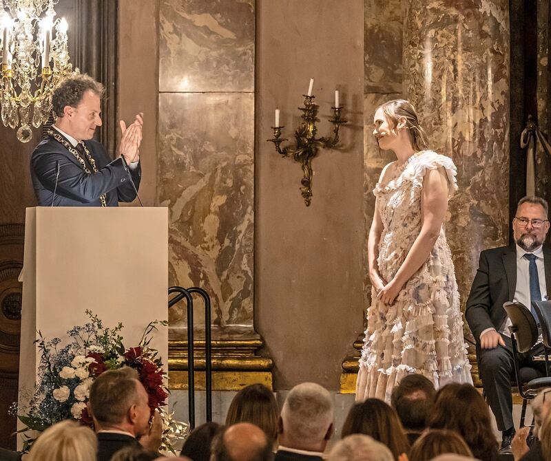 Applaus für die Künstlerin Jessy James Lafleur von Oberbürgermeister Matthias Knecht.