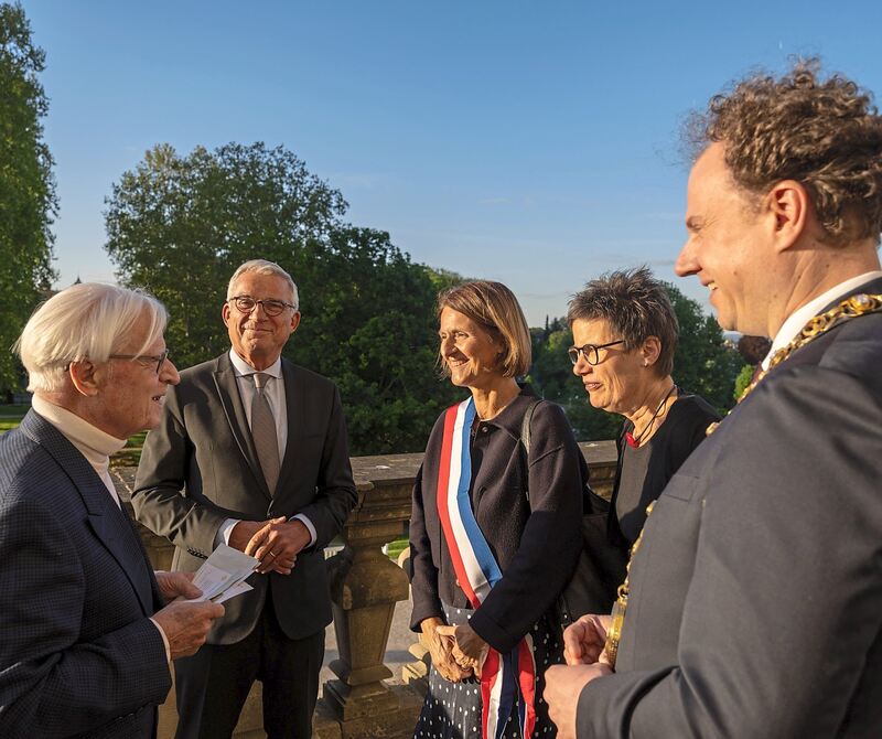 Begegnung in der Abendsonne: Ludwigsburgs ehemaliger Baubürgermeister Albrecht Bogner (links), Innenminister Thomas Strobl, Marie-Noelle Biguinet mit Oberbürgermeister Matthias Knecht und weiterer Gesprächspartnerin.