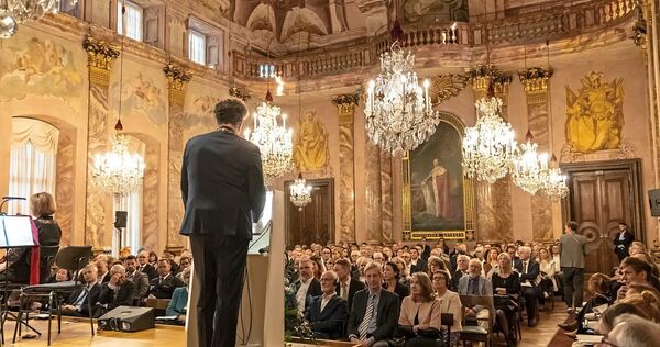 Feierlicher Rahmen: Anlässlich der Stadtgründungsfeier begrüßt der Oberbürgermeister die Gäste im Ordenssaal des Schlosses.