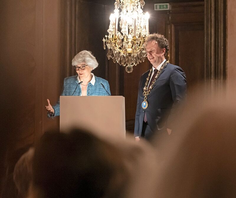 DFI-Präsidentin Sylvie Goulard bei ihrer Laudatio auf Frank Baasner.