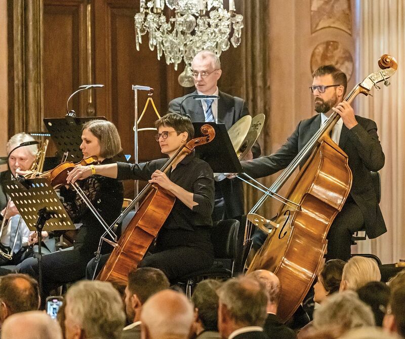Das Sinfonieorchester Ludwigsburg sorgt für festliche Musik.